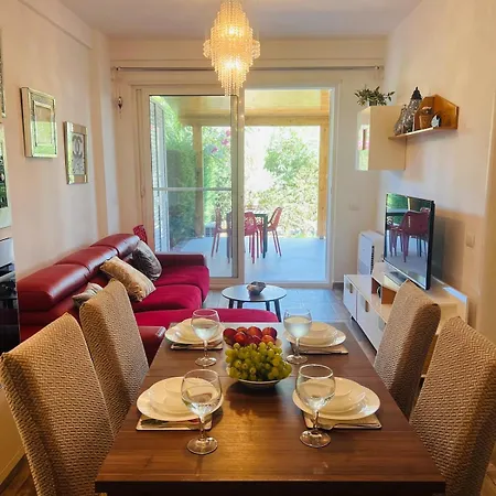 Beachside Flat, Gjiri I Lalzit, Garden And Balcony
