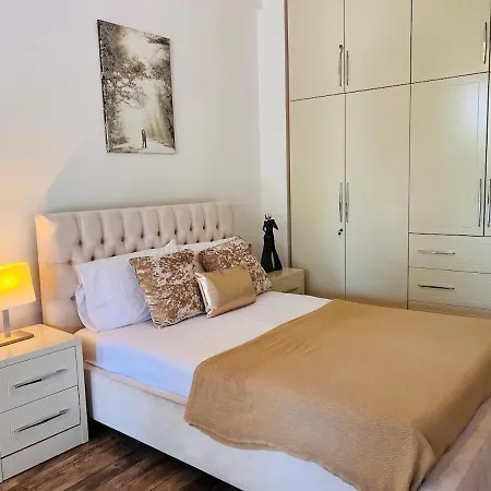 Beachside Flat, Gjiri I Lalzit, Garden And Balcony
