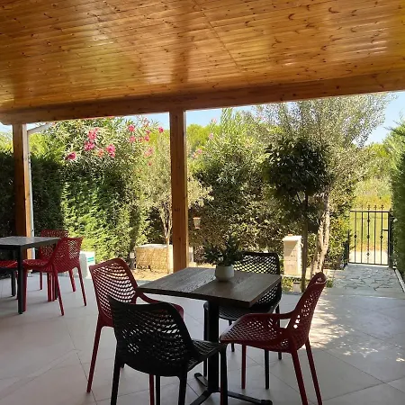 Beachside Flat, Gjiri I Lalzit, Garden And Balcony