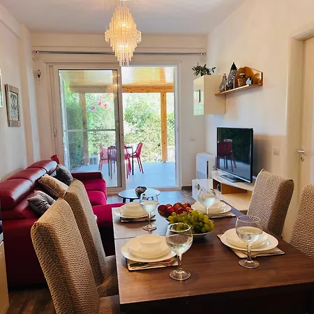 Beachside Flat, Gjiri I Lalzit, Garden And Balcony Appartement